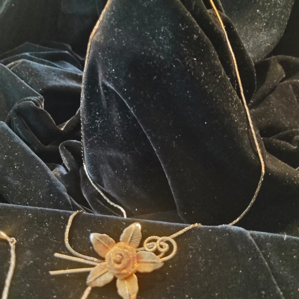 Gold-Tone Floral Pendant Necklace for Women 1970